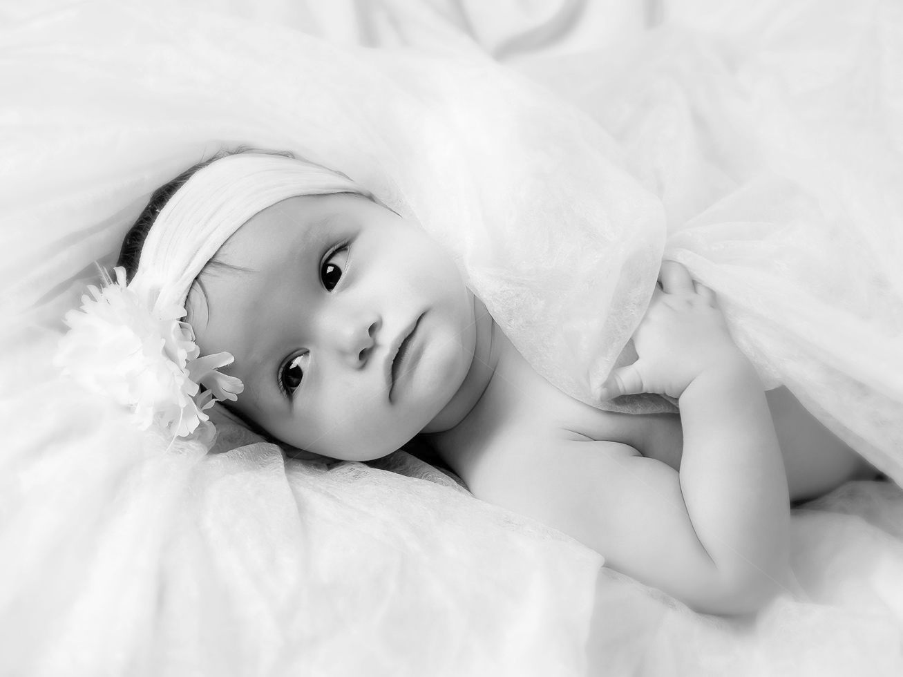 portrait de bébé dans l'atelier du photographe allegret proche de voiron